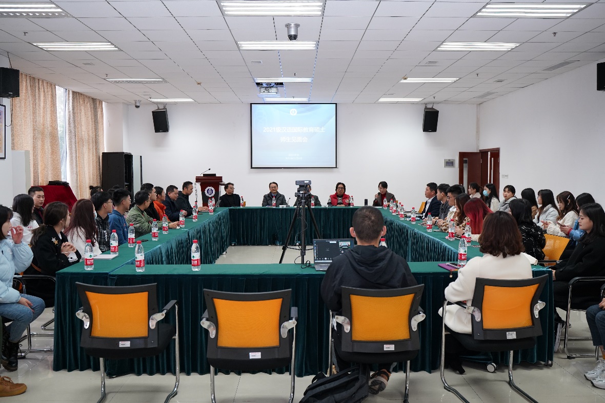 会议室里的人们描述已自动生成